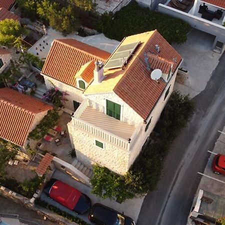 Apartments Larsen Omis Bagian luar foto