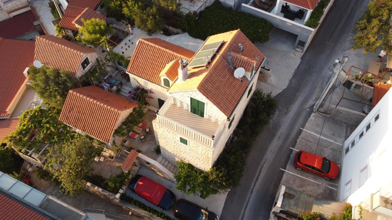 Apartments Larsen Omis Bagian luar foto