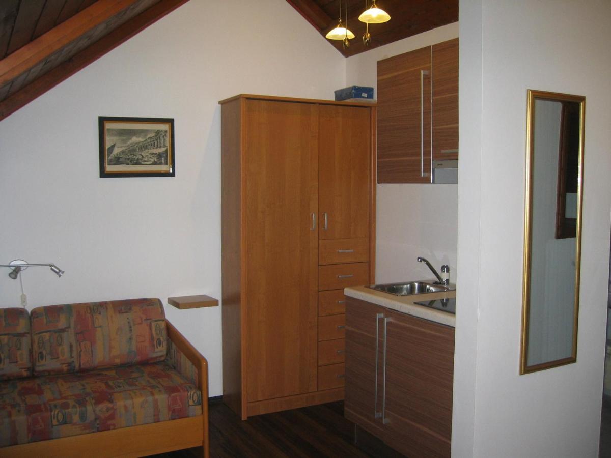 Apartments Larsen Omis Bagian luar foto