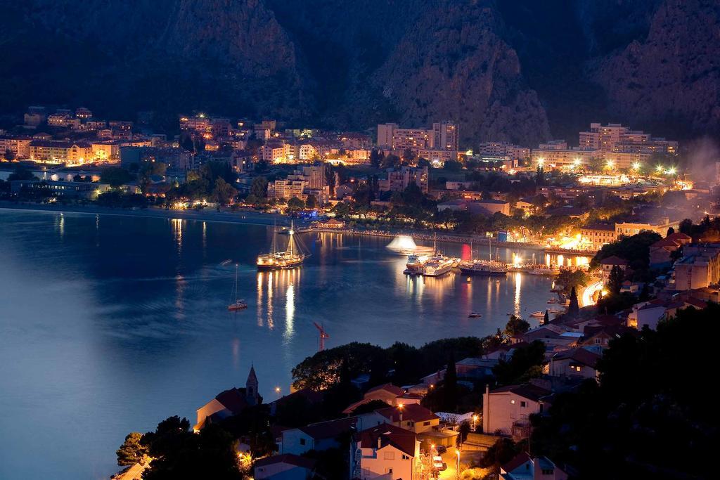 Apartments Larsen Omis Bagian luar foto