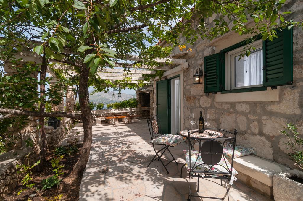 Apartments Larsen Omis Bagian luar foto