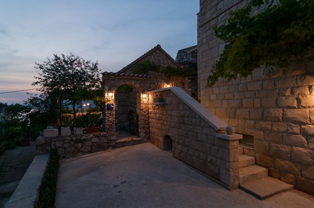 Apartments Larsen Omis Bagian luar foto