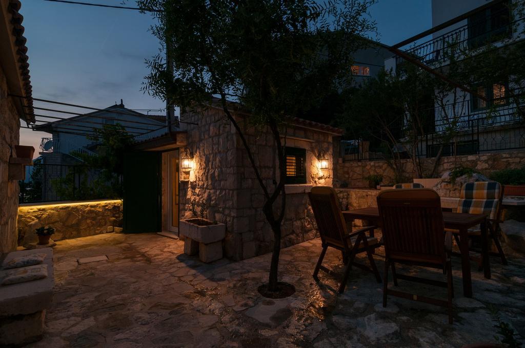 Apartments Larsen Omis Bagian luar foto
