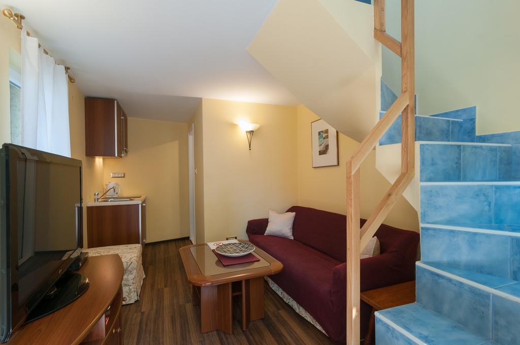 Apartments Larsen Omis Bagian luar foto