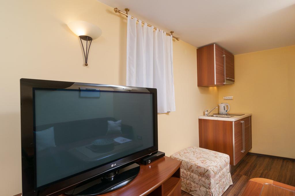 Apartments Larsen Omis Bagian luar foto