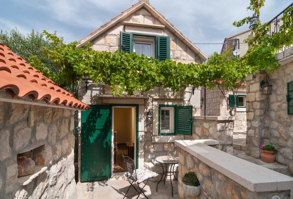 Apartments Larsen Omis Bagian luar foto