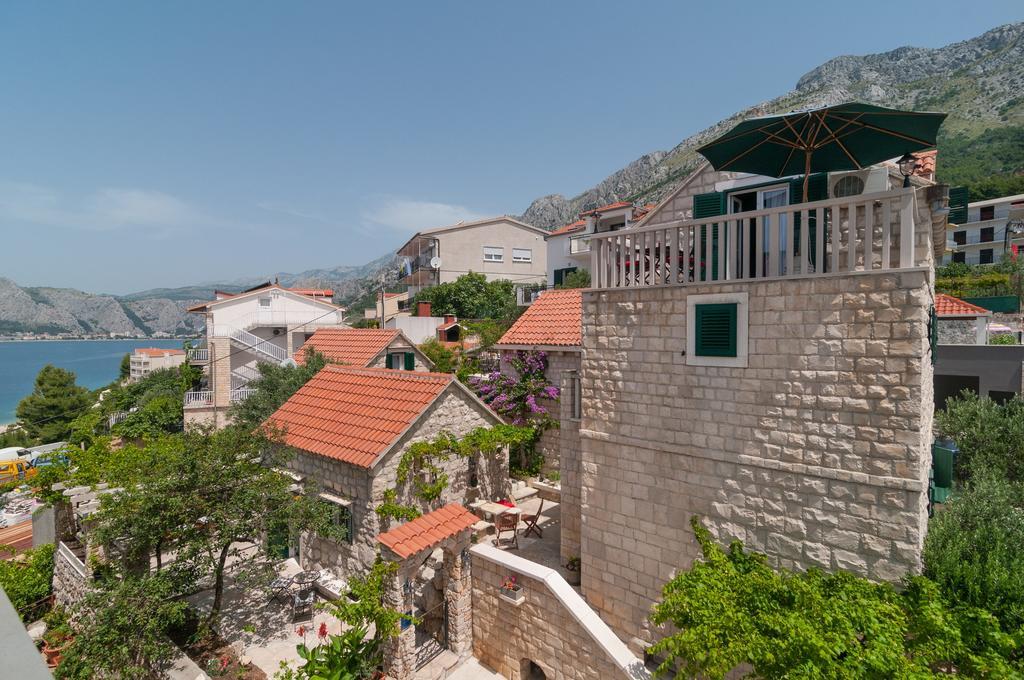 Apartments Larsen Omis Bagian luar foto