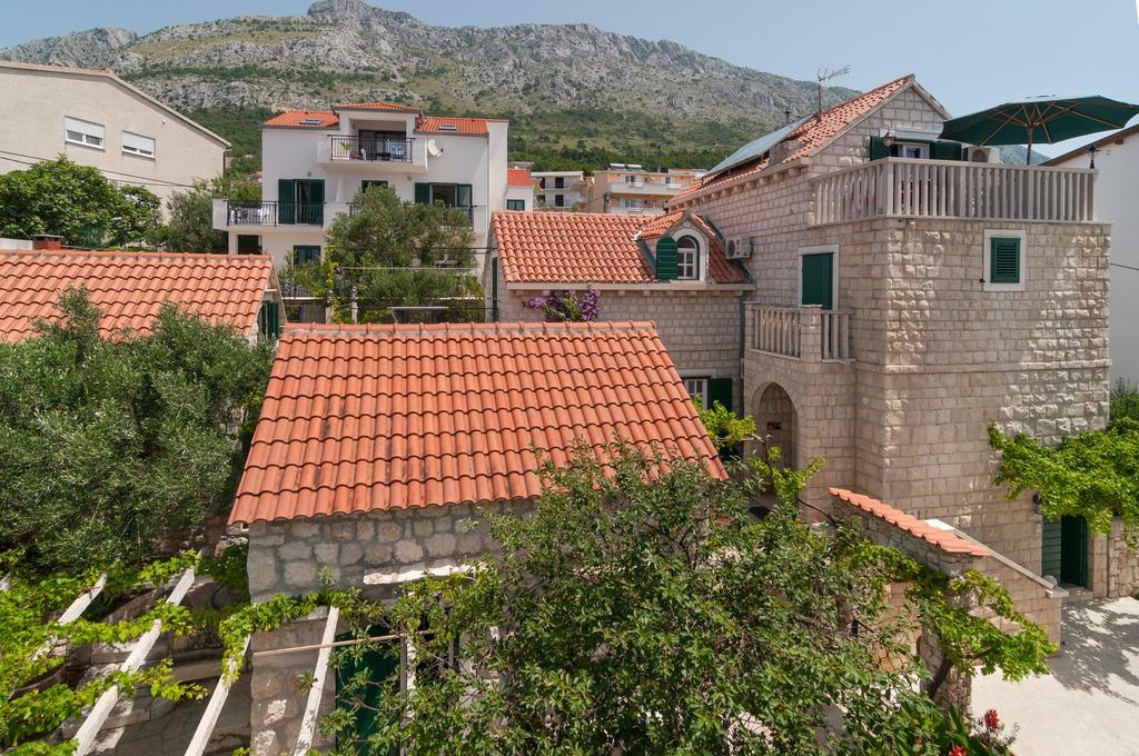Apartments Larsen Omis Bagian luar foto