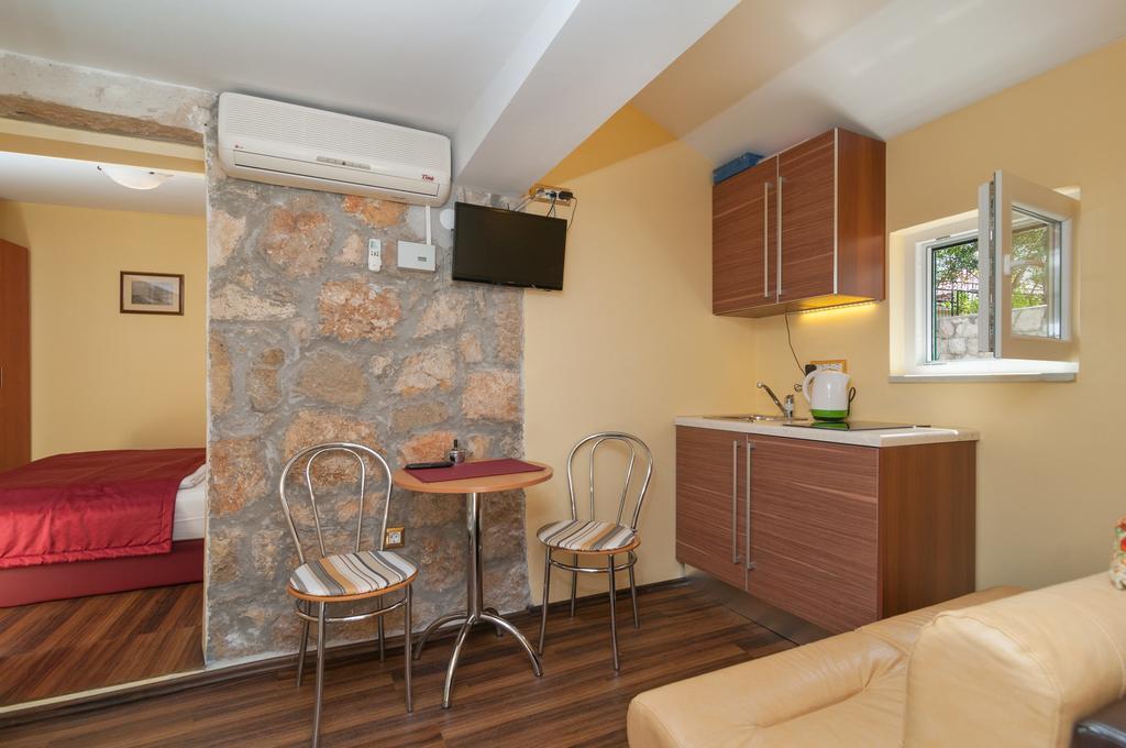 Apartments Larsen Omis Bagian luar foto