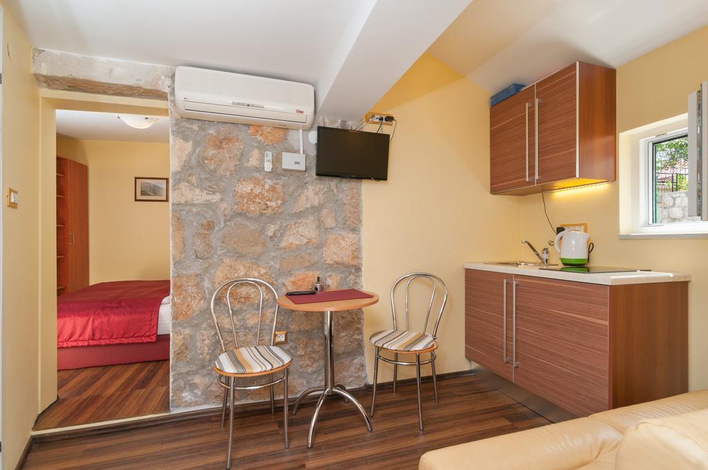 Apartments Larsen Omis Bagian luar foto