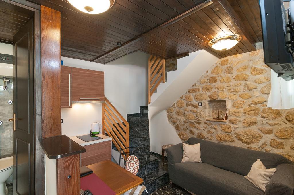 Apartments Larsen Omis Bagian luar foto
