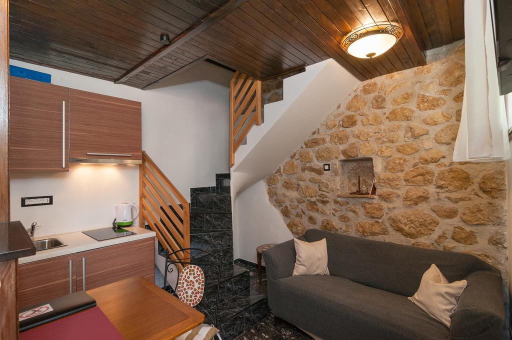 Apartments Larsen Omis Bagian luar foto